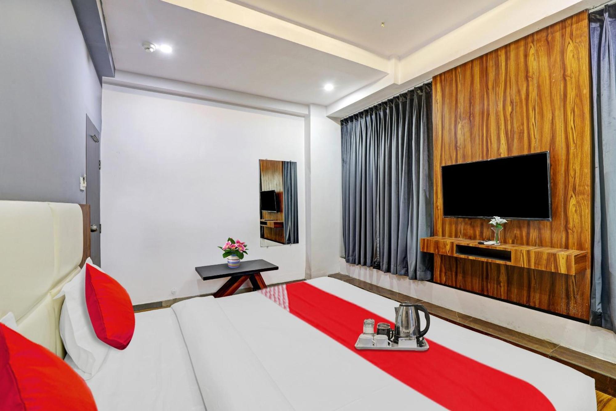 Hotel O Max Сурат Экстерьер фото