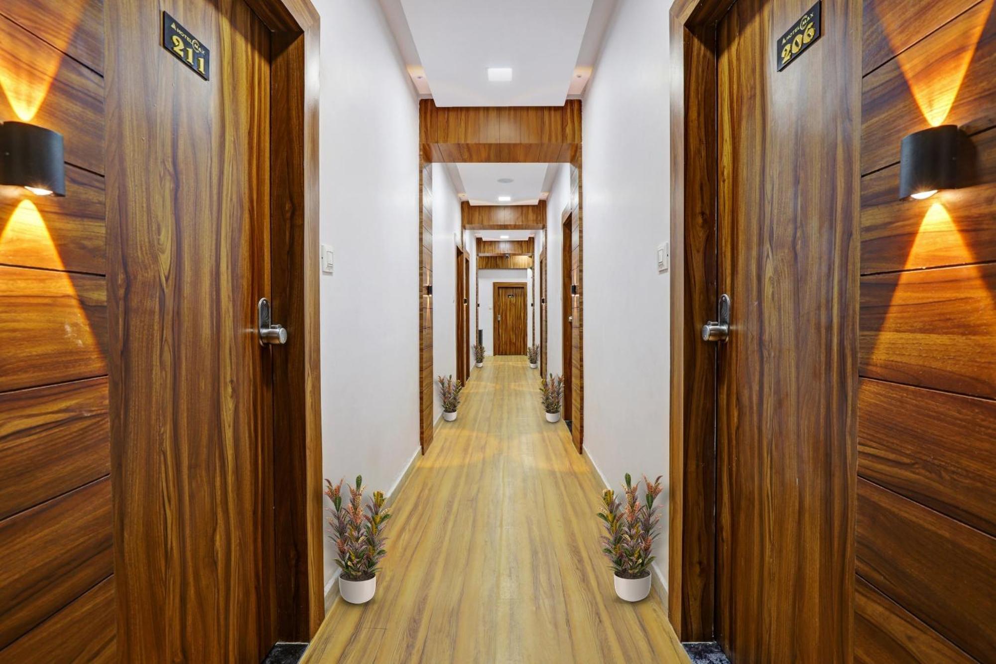 Hotel O Max Сурат Экстерьер фото