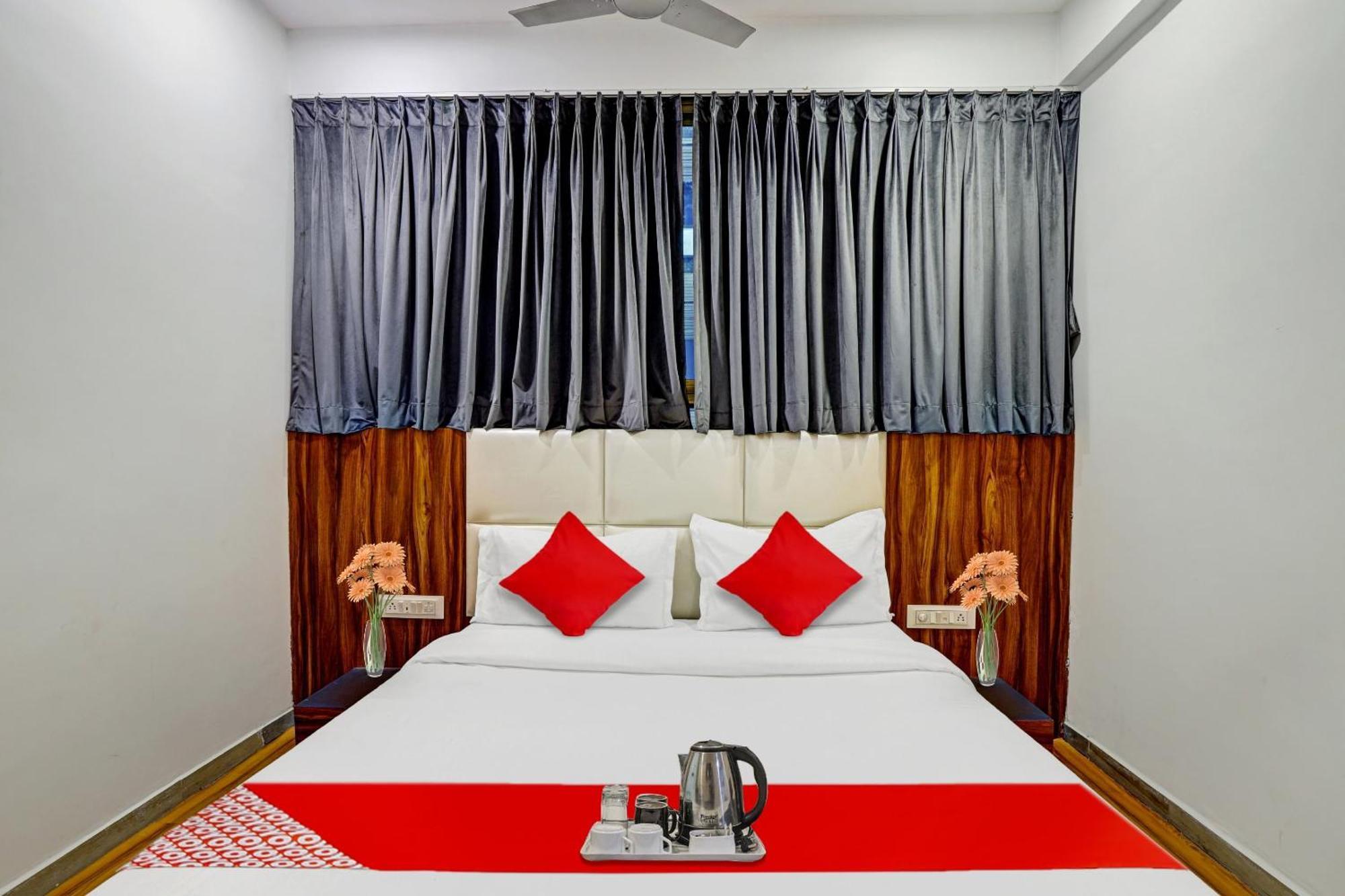Hotel O Max Сурат Экстерьер фото