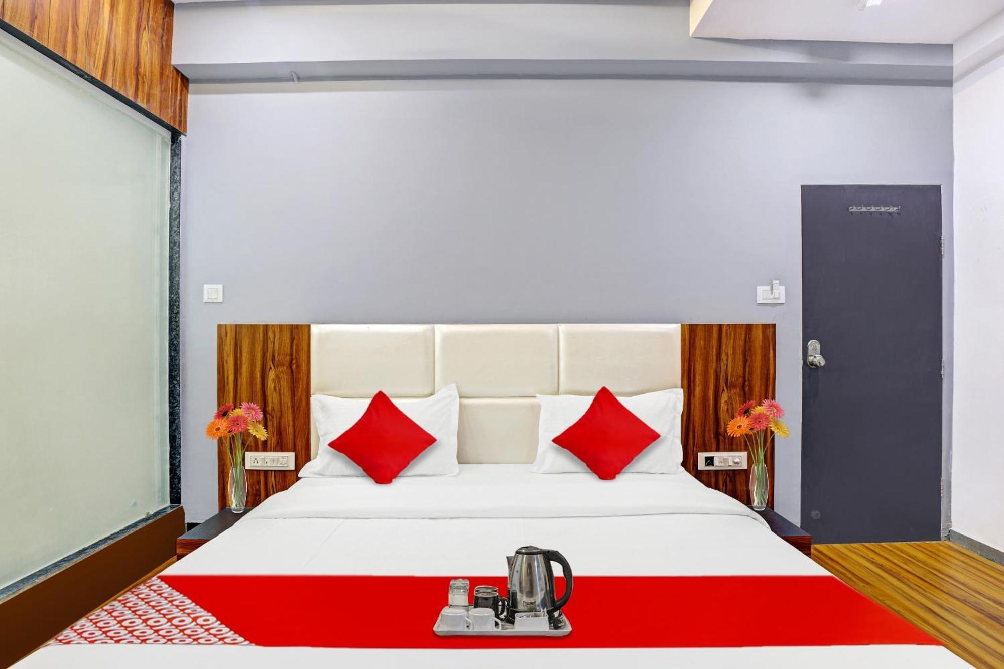 Hotel O Max Сурат Экстерьер фото