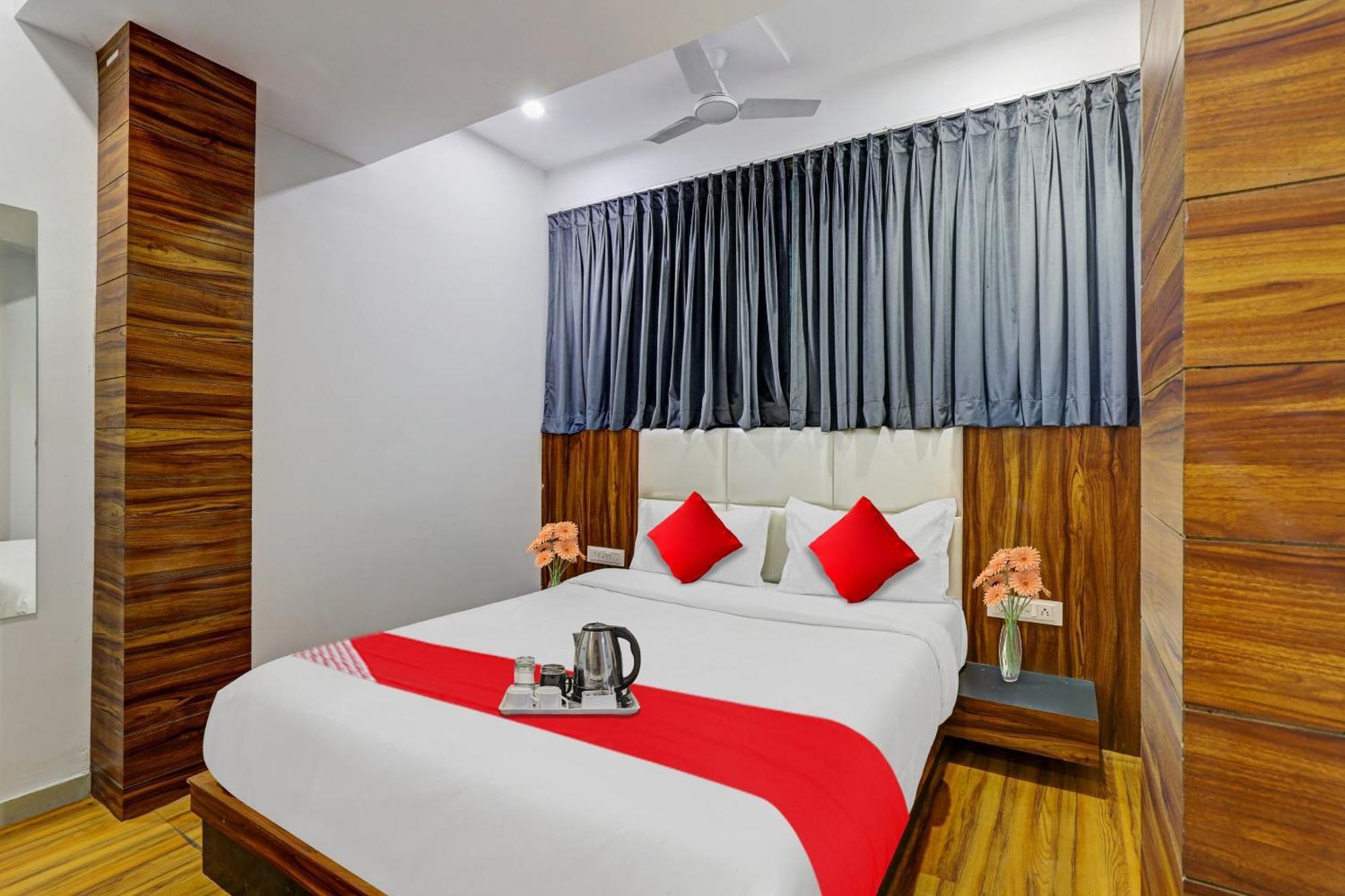 Hotel O Max Сурат Экстерьер фото